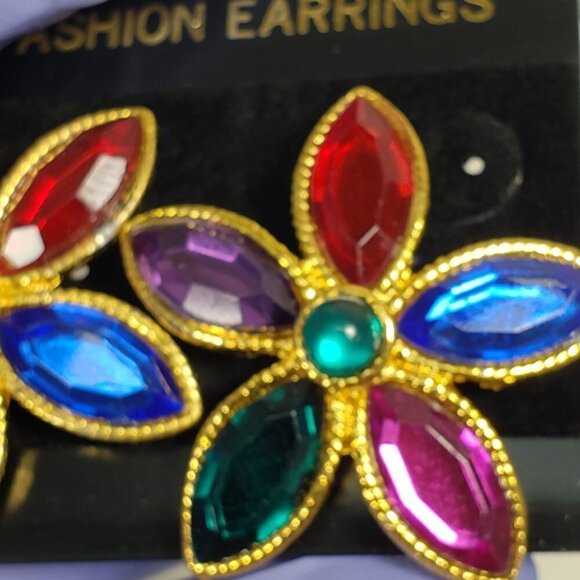 Women's Stunning Gold tone Flower Design Colorful Crystal Stud Earrings - Picture 8 of 8